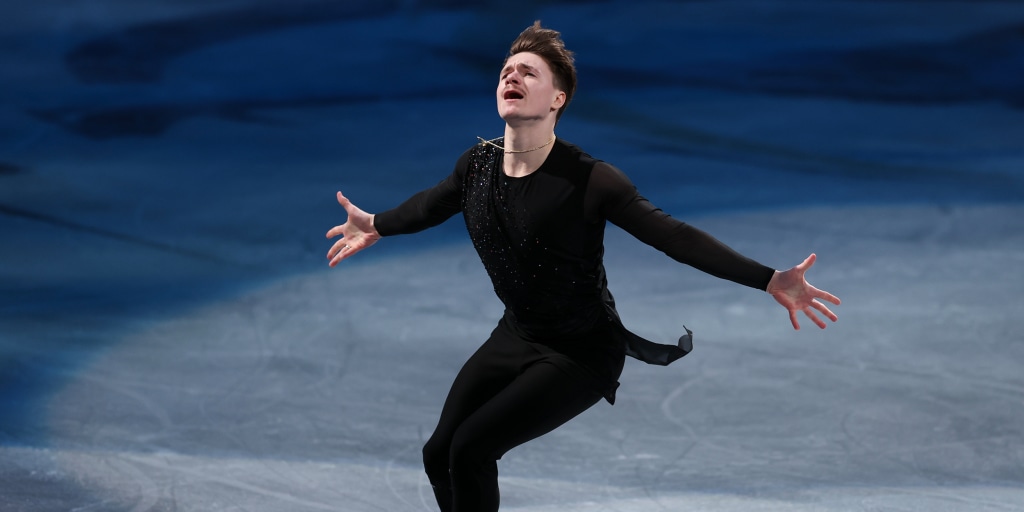 Figure skater whose parents died in D.C. plane crash brings world championships crowd to its feet