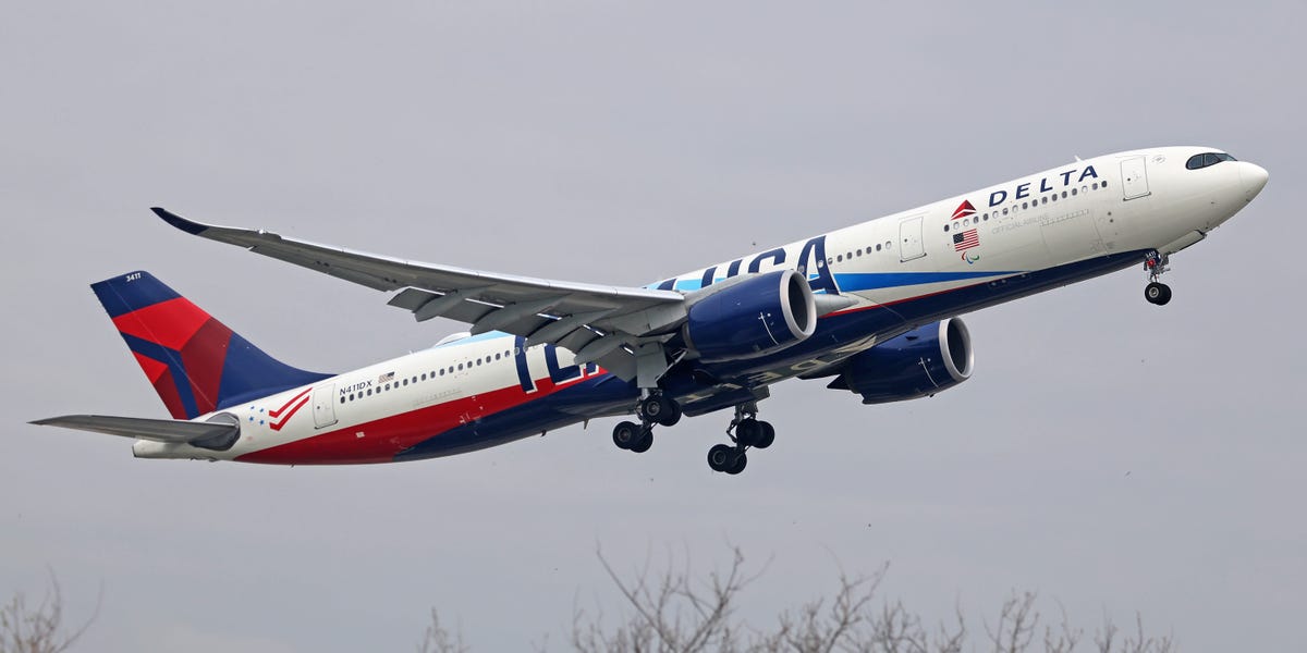 A Delta Air Lines plane and a US Air Force jet had a near miss close to Washington’s Reagan Airport