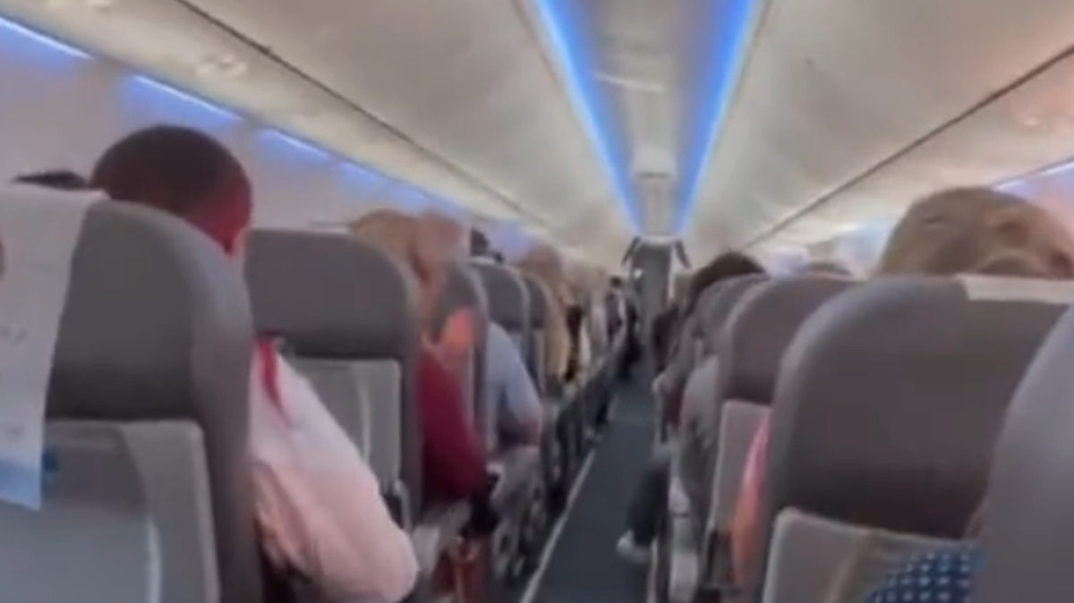 Flight attendant reveals chilling reason why passengers should never clap when a plane lands at airport