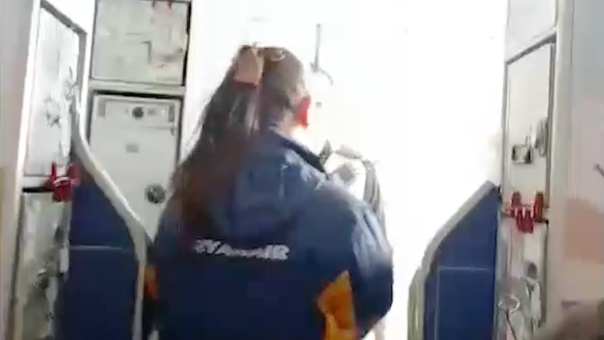 All reasons you can be removed from a plane as couple escorted off by police after ordering Pringles, Coke and water