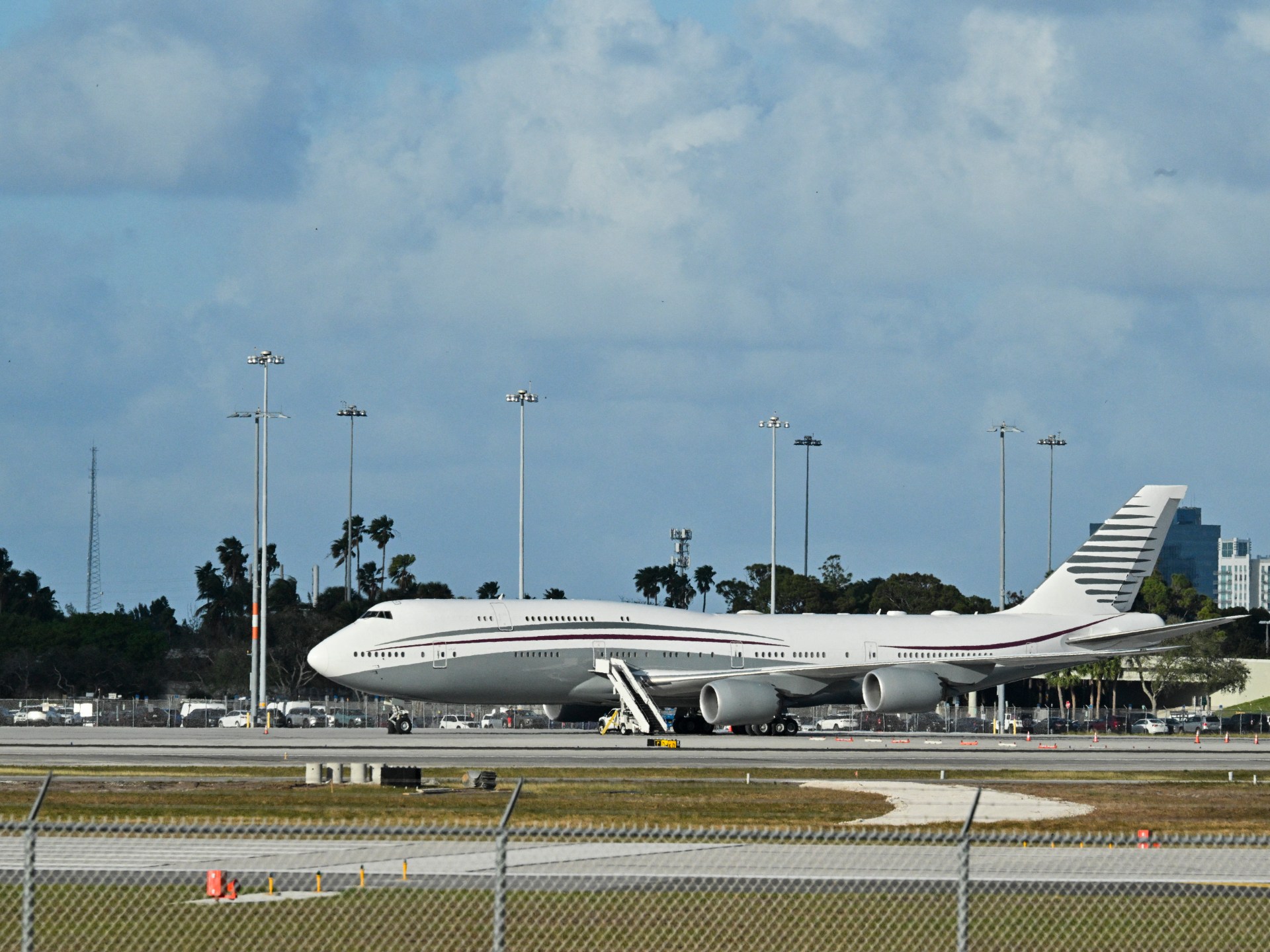 Can President Trump legally accept a 0m plane for free?