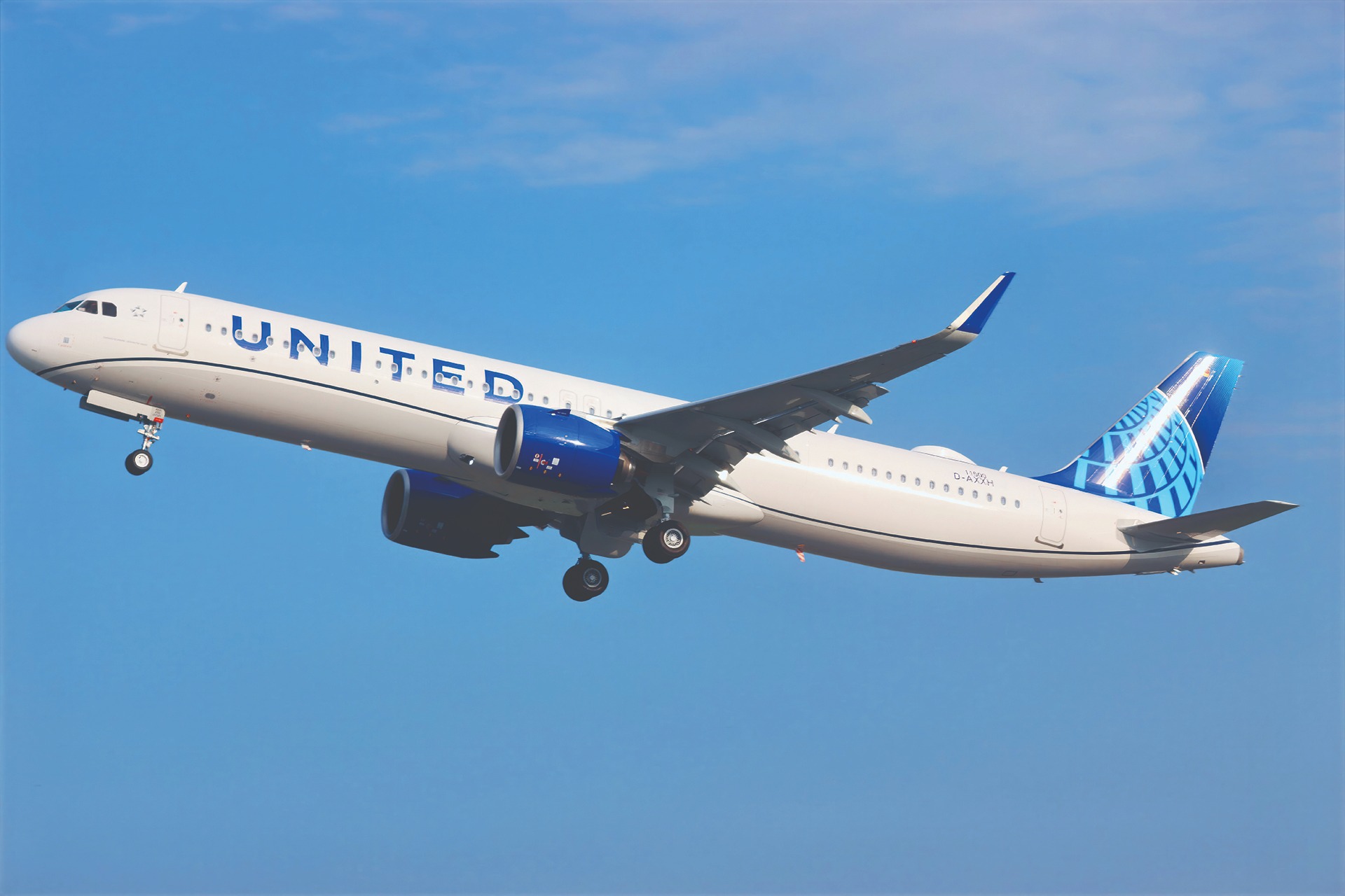 United jet turns wrong way after takeoff at SFO, nearly collides with SkyWest plane
