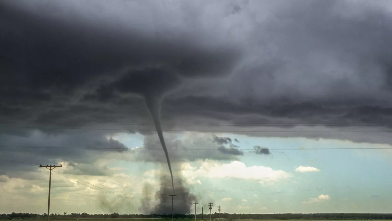 Passenger captures “terrifying” view of Colorado tornado from plane window